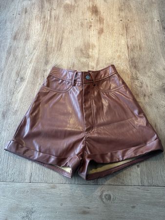 Braune Kunstleder Shorts Gr. 32 PrettyLittleThing