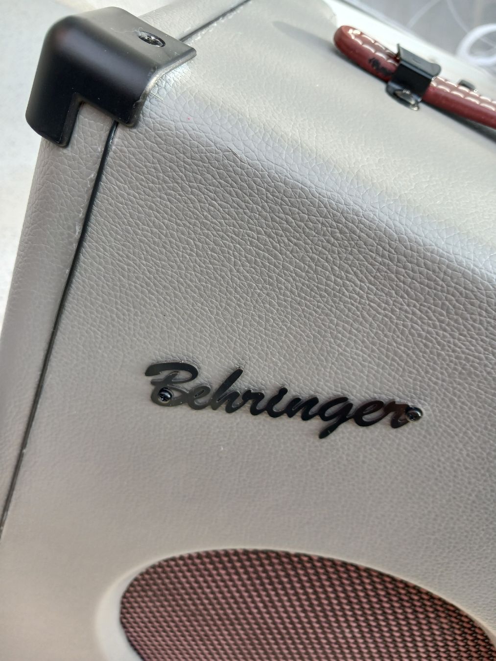 Behringer Amplificatori: Ampli bass Behringer Thunderbird B-108 customised – Usato da Penthalaz venduto da Allgoodsuisse 2