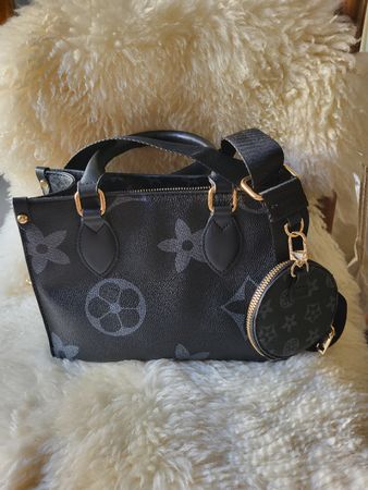 Schöne  kleine  schwarze Designer  Tasche  mit riehmen