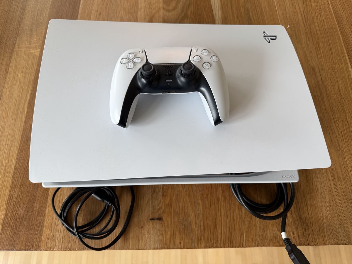 Sony Consoles: PS5 Disc Version gebrauchter guter Zustand – D'occasion à Zürich par MrMoet88