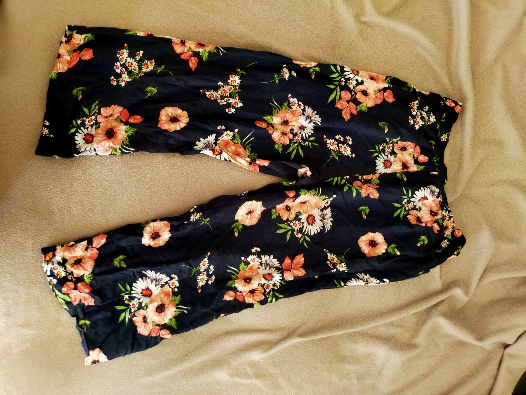 Only Pantaloni: ONLY Sommerhose 7/8, Gr. 38, Blumenmuster – Usato da Tägerig venduto da mikky02 1