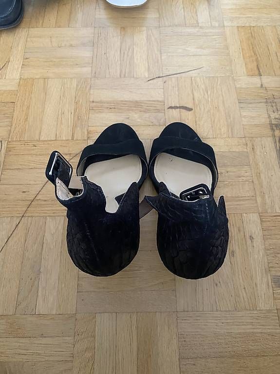 Scarpe da donna: Schwarze Sandaletten mit Aufsatz – Usato da Laufen venduto da Looc_ 2
