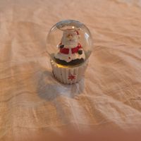 Niedliche Schneekugel mit Weihnachtsmann-Motiv zu verkaufen!