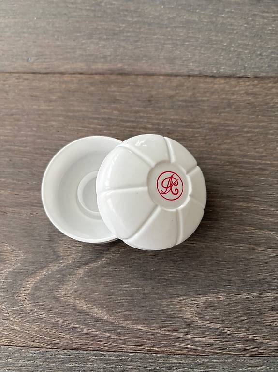 Jouets: Weisse Dose mit Monogramm «R» – D'occasion à Hünenberg par Betsch1