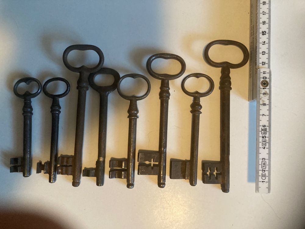 8 verschiedene, alte Schlüssel