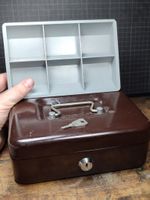 Wunderschöne alte  Kasse mit einem Schlüssel