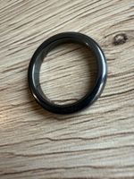 Schlichter schwarzer Ring in glänzender Optik
