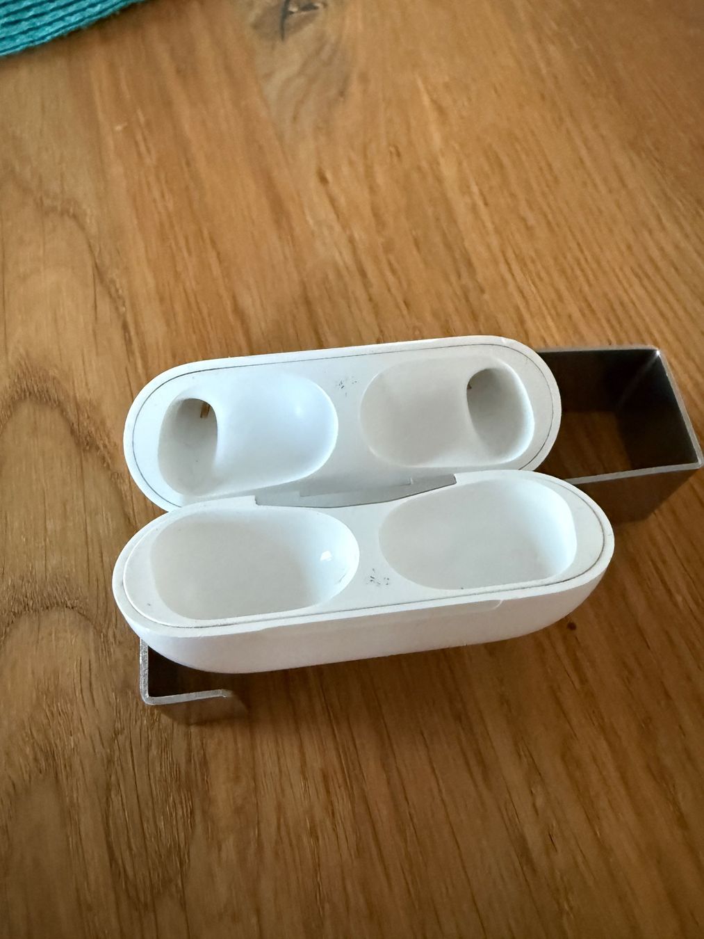 Apple Cuffie: APPLE AirPods Pro 1 Charging Case – Usato da Lausanne venduto da Nine1982 2