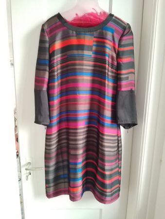 Superschönes weiches Kleid von comma toller Glanz Grösse 38