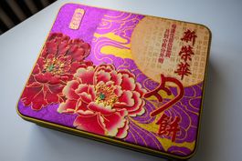 Neu! Dekorative Metalldose mit Blumenmotiv