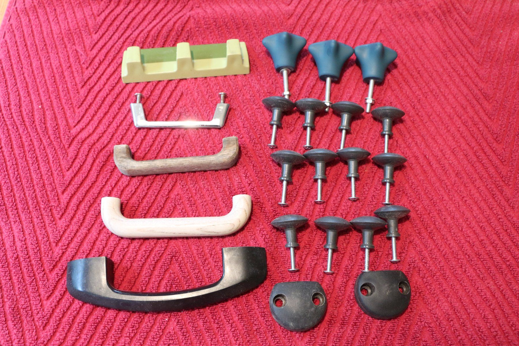 Eisenwaren: Griff und Knöpfe Sammlung, Möbelgriffe, Vintage Design – Gebraucht aus Ennetbaden von carlo43 1