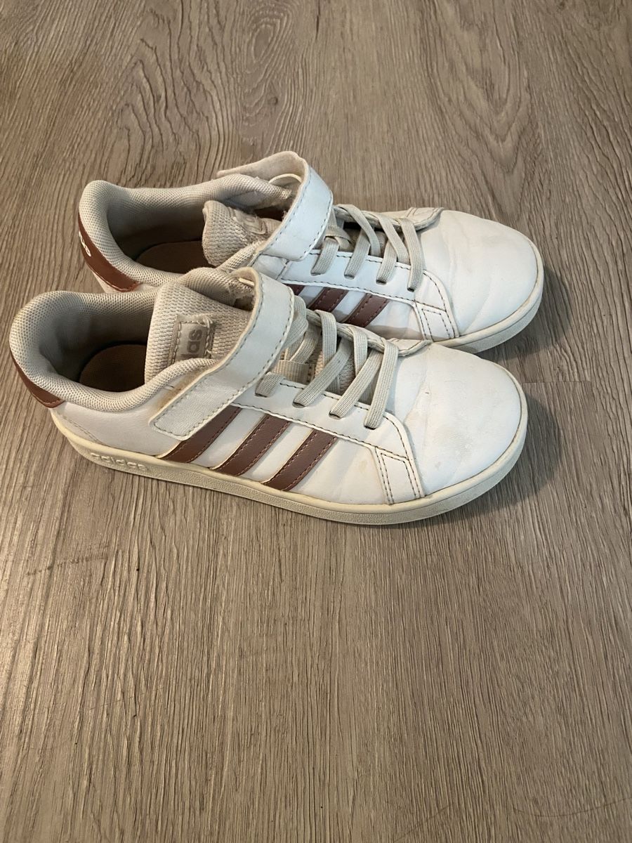 Adidas Chaussures filles: Adidas Schuhe Gr. 32 – D'occasion à Rudolfstetten par CorINX