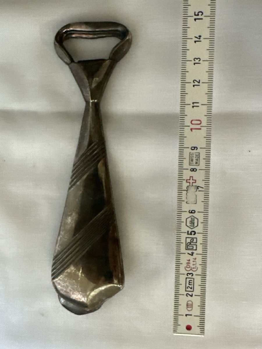 Appareils de cuisine: Vintage Flaschenöffner Krawattenform Silberfarben – D'occasion à Zürich par Chaeffeler 2