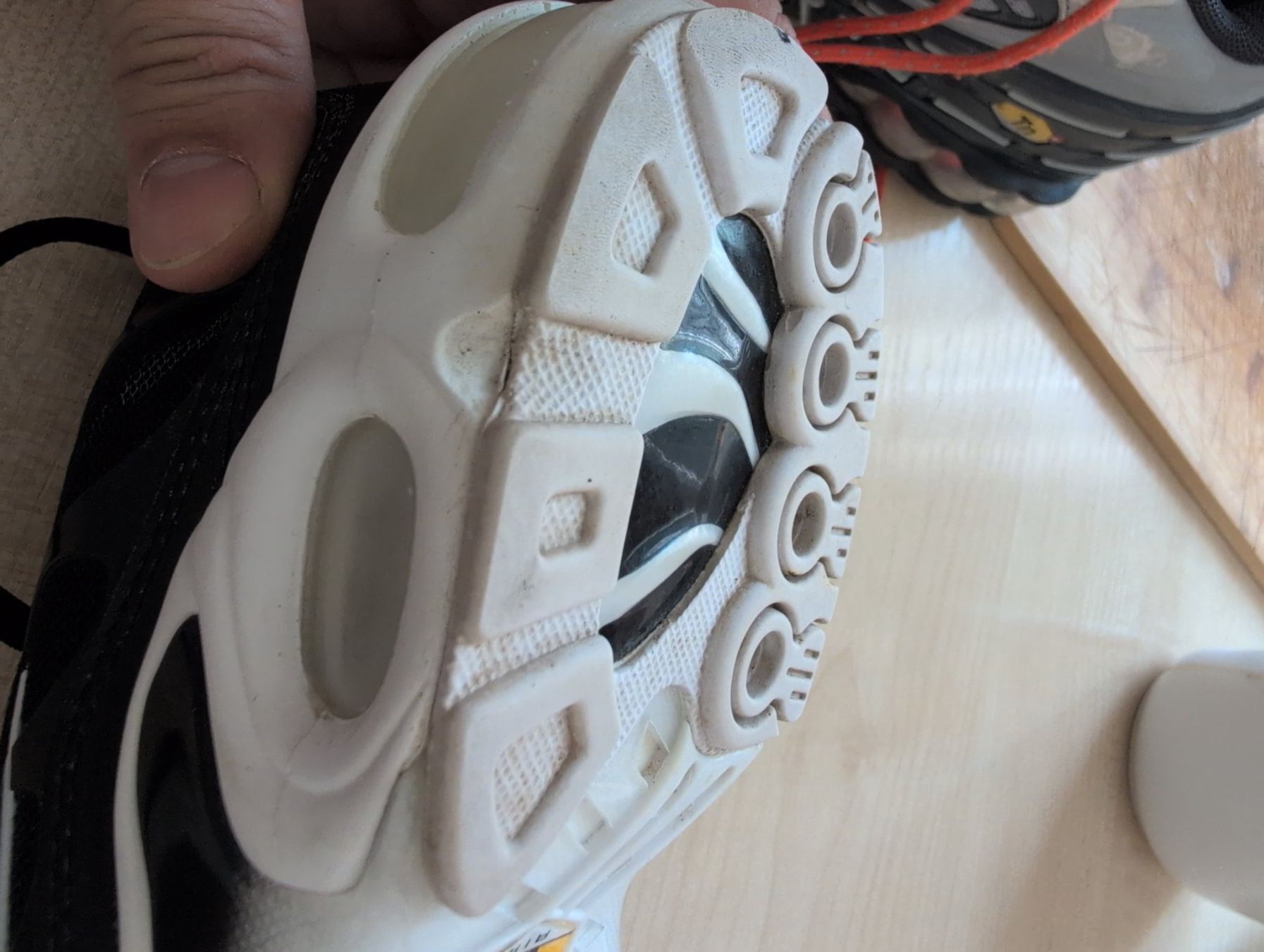 Nike Scarpe da uomo: Nike Air Max Plus TN noir taille 39 – Usato da Montreux venduto da kambio 3