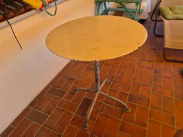 Runder massiver Gartentisch Metall weiss gebraucht.