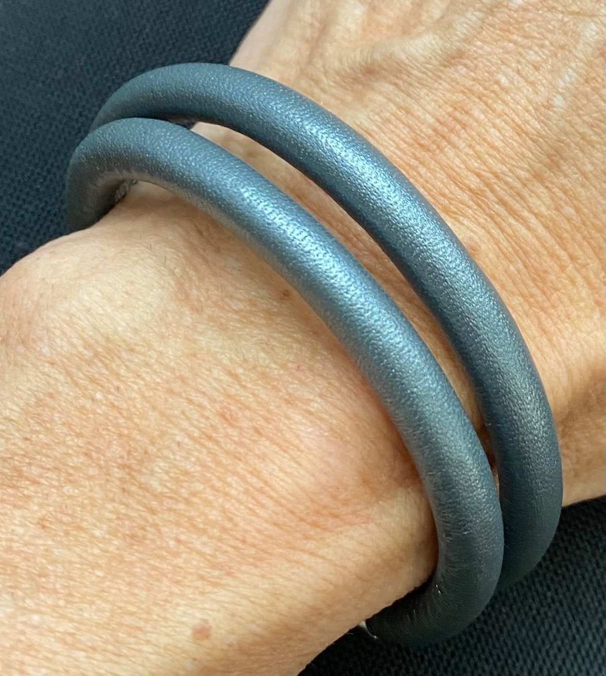 Bracelets: Lederarmband 40cm, Verschluss magnetisch, antrazith – D'occasion à Reichenburg par Noxima