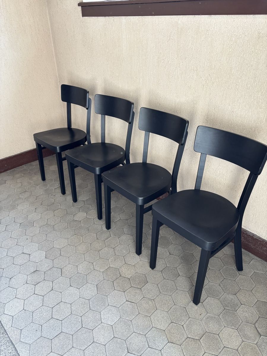 Pfister Stühle: 4 schwarze Cinderella-Stühle – Gebraucht aus Zürich von Eduardo_Cav
