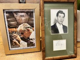 Leonard Bernstein Autogramm mit Foto und Briefmarke