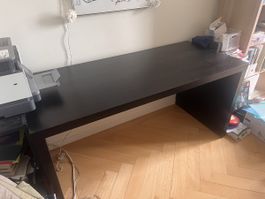 Ikea Schreibtisch mit Kabelschiene