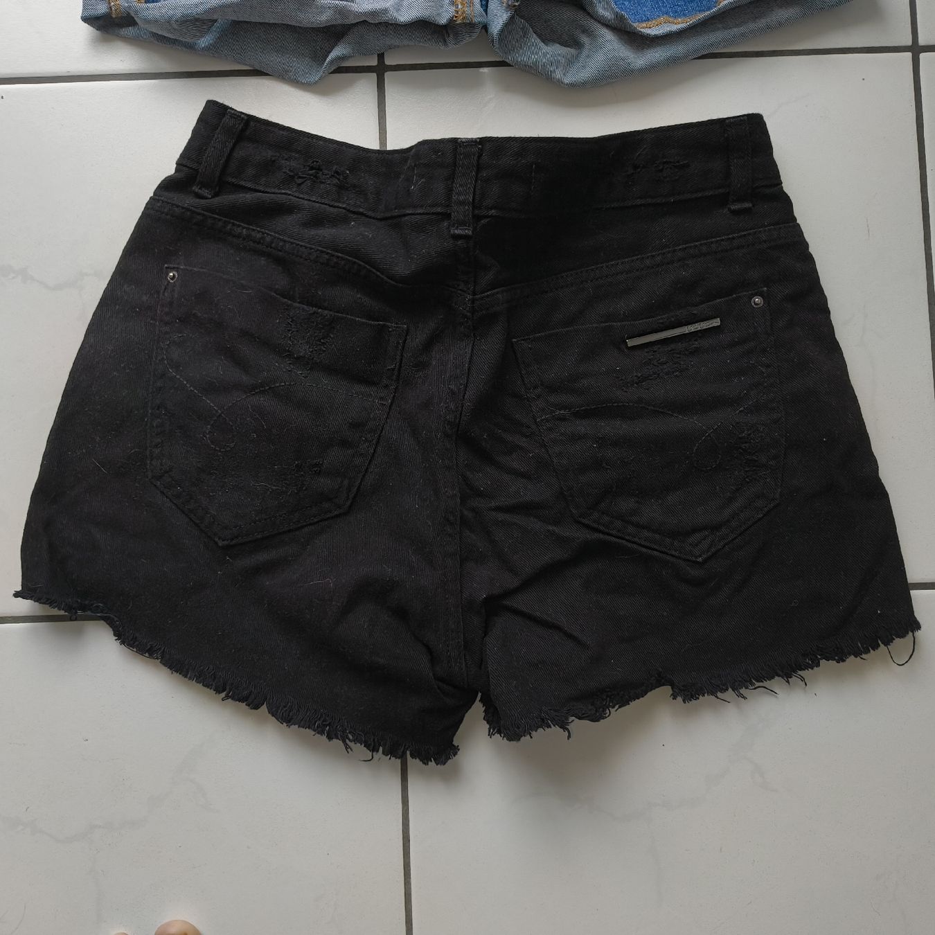 Jeans: 2 Jeans Shorts,Top Zustand – Usato da Uitikon Waldegg venduto da PJLS1 3