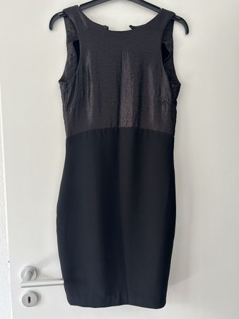 Robe noire sans manches taille 34