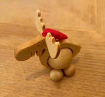 Dekoration: Holzfigur Elch mit roter Nikolausmütze, neu