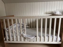 Modernes Babybett inkl. Matratze – Sehr guter Zustand