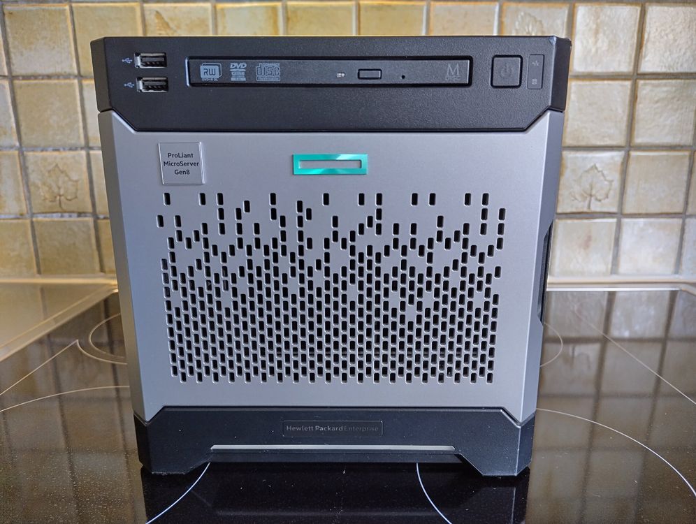 HP ProLiant MicroServer Gen8 // 2 Gehäuse; 1 Gehäuse mit HDs (Gebraucht ...