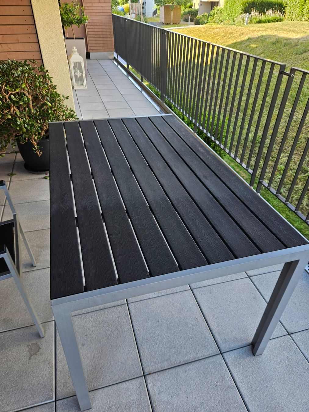 Set di tavolo e panche: Gartentisch Aluminium mit Holzimitat Platte – Usato da Seuzach venduto da luc_r2nh 2