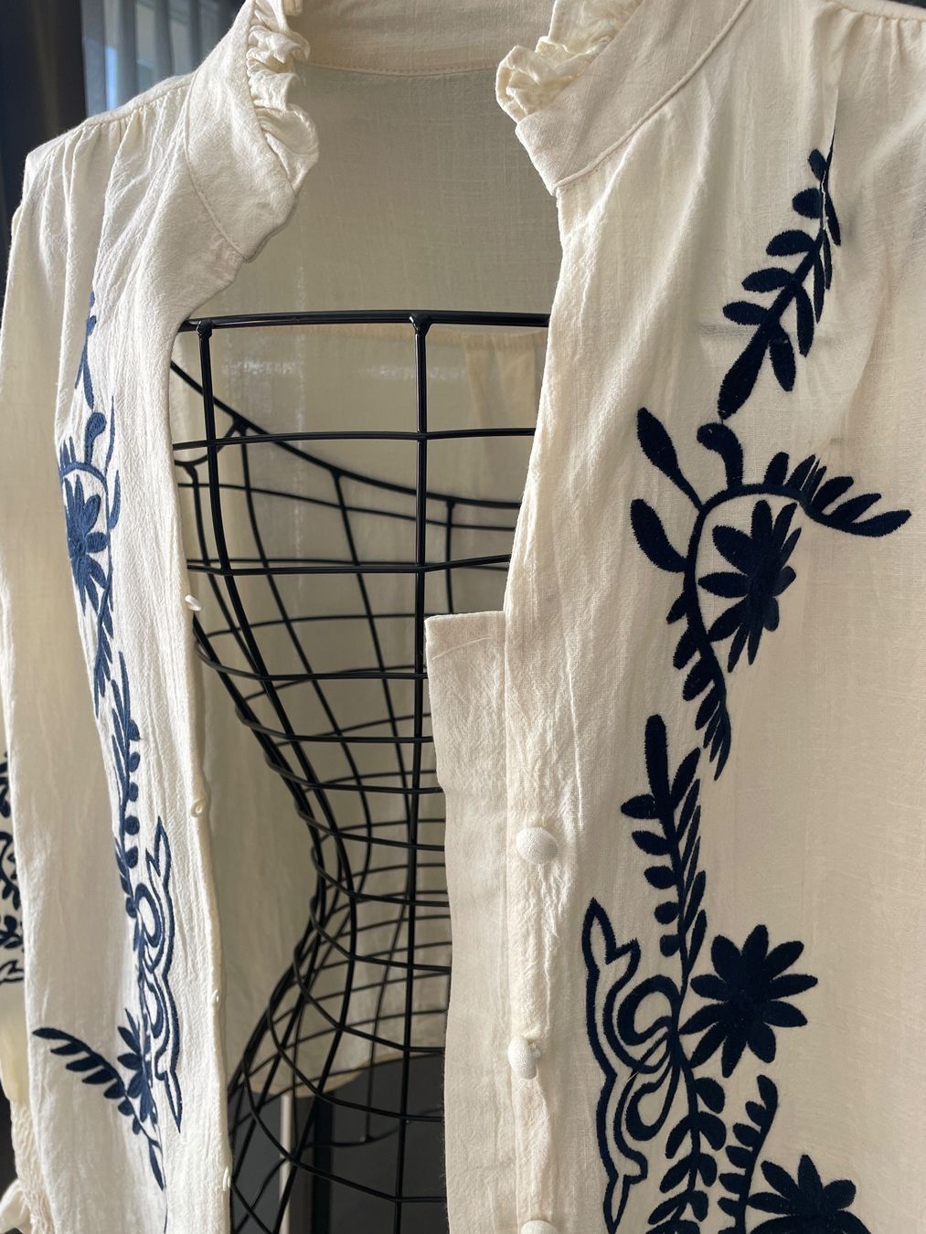 Camicette: Bestickte Bluse Creme/Blau Gr.L – Nuovo (secondo la descrizione) da Obfelden venduto da 3zwerge 4