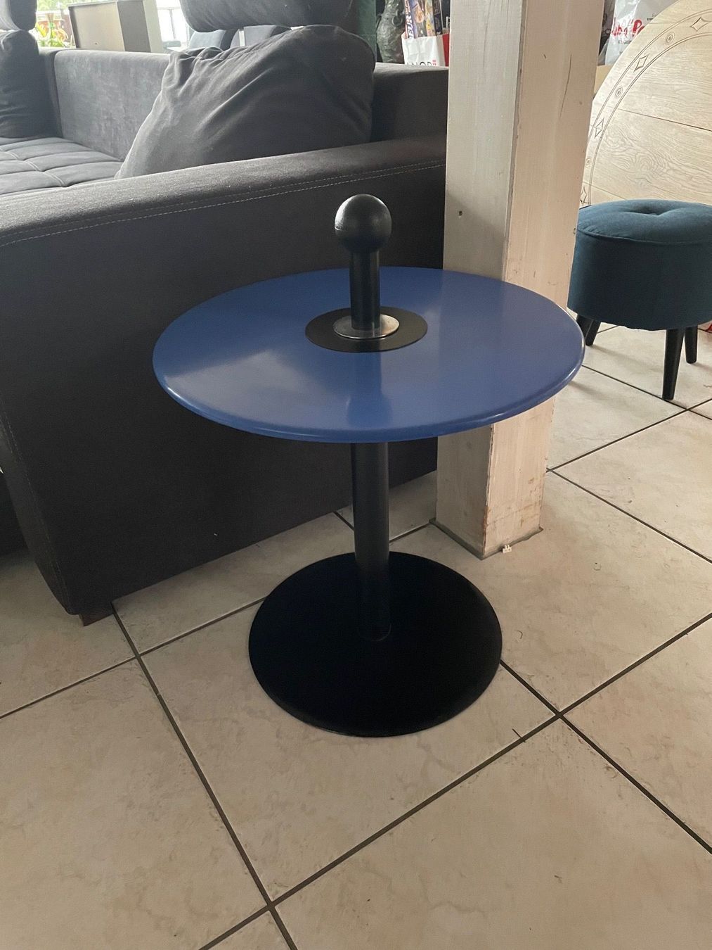 Tavoli: Table d'Appoint Vintage Bleue en Métal – Usato da Vallamand venduto da Bricbracbroc82 9