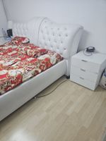 Bett mit ohneLattenrost und ohne Matratzee  mit Nacht tisch,