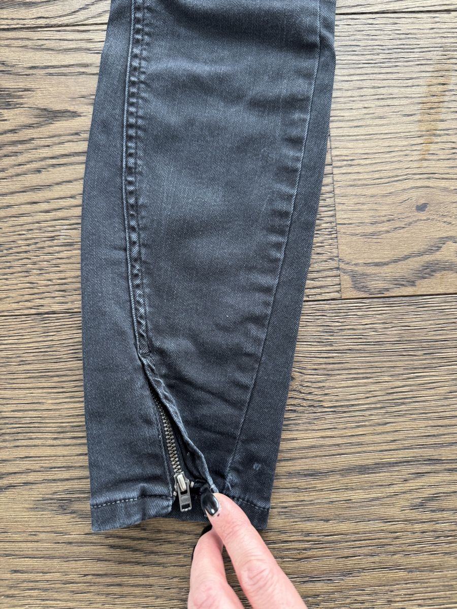 Zara Jeans: Schwarze Jeans, Gr. 34 – Usato da Frasnacht venduto da spiro23 2