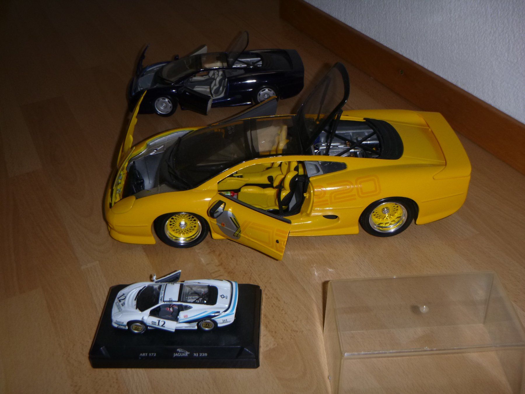 Jaguar Modellini d'auto: JAGUAR XJ220 - 1:12 / 1:18 / 1:43 – Difettoso da Chur venduto da oriori 2