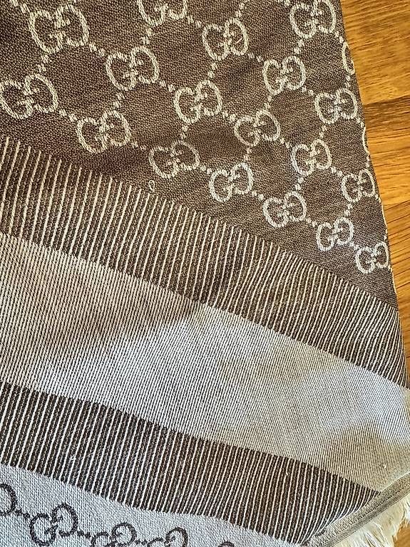 Foulard & Sciarpe: Gucci Schal GG Monogram Shawl  – Nuovo e nell'imballaggio originale da Bremgarten AG venduto da val_ch 3