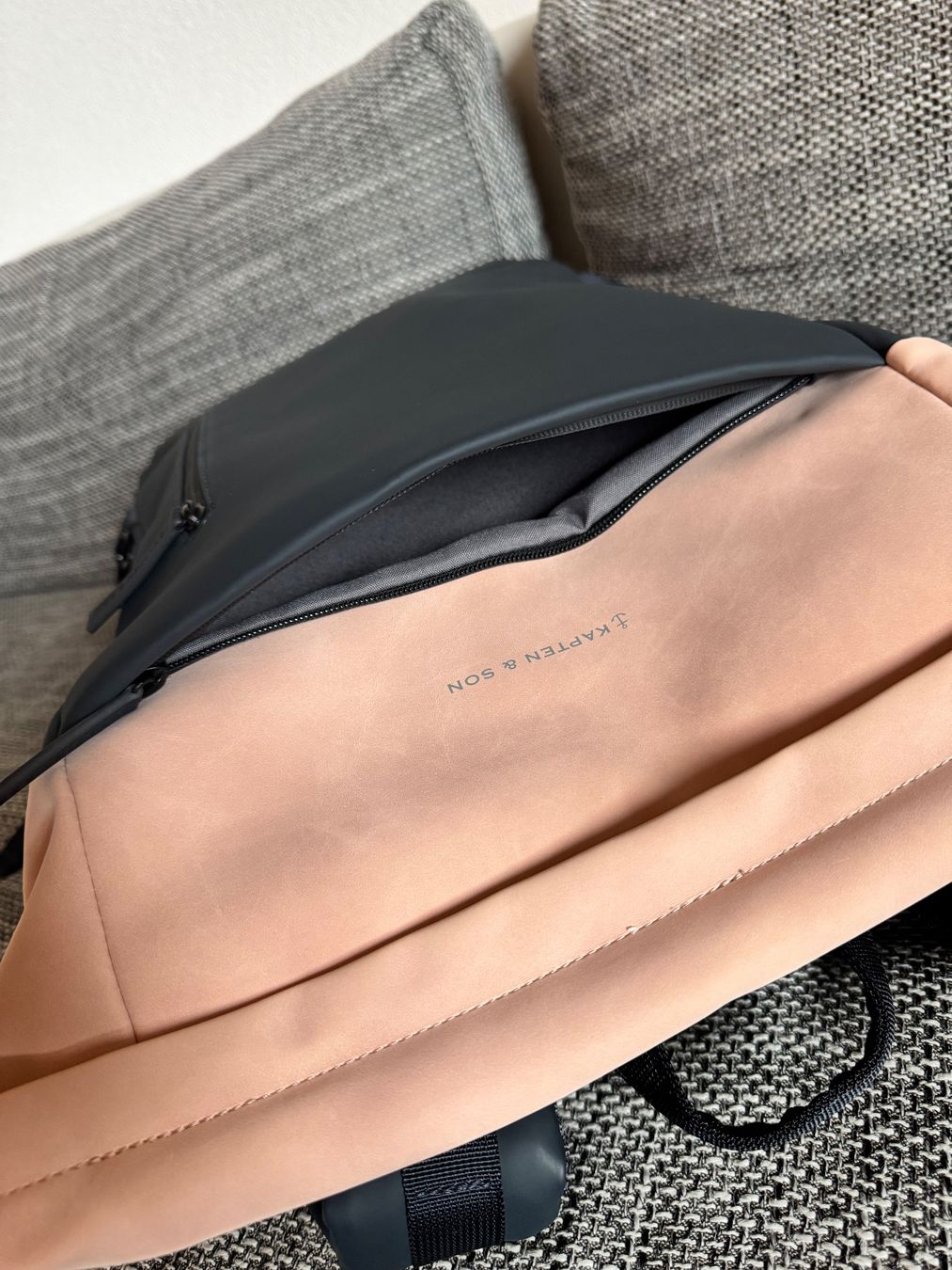 Kapten & Son Zaini: Rucksack Kapten & Son Helsinki Navy Blush – Usato da Gommiswald venduto da Aloha.Spirit 5