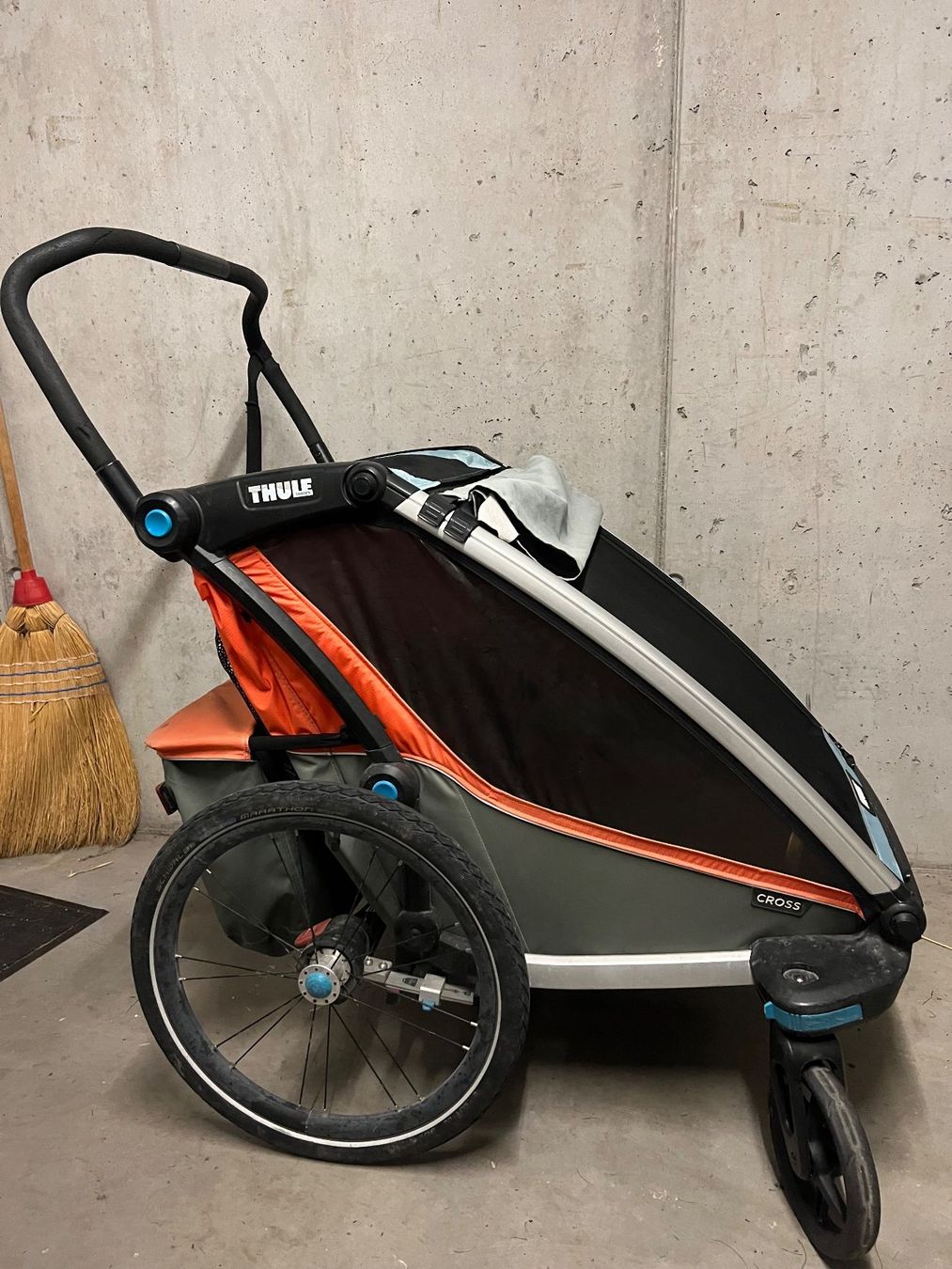 Thule Anhänger: Thule Cross 2 mit neuem Fliegennetz – Gebraucht aus Glarus von Mrfu 2