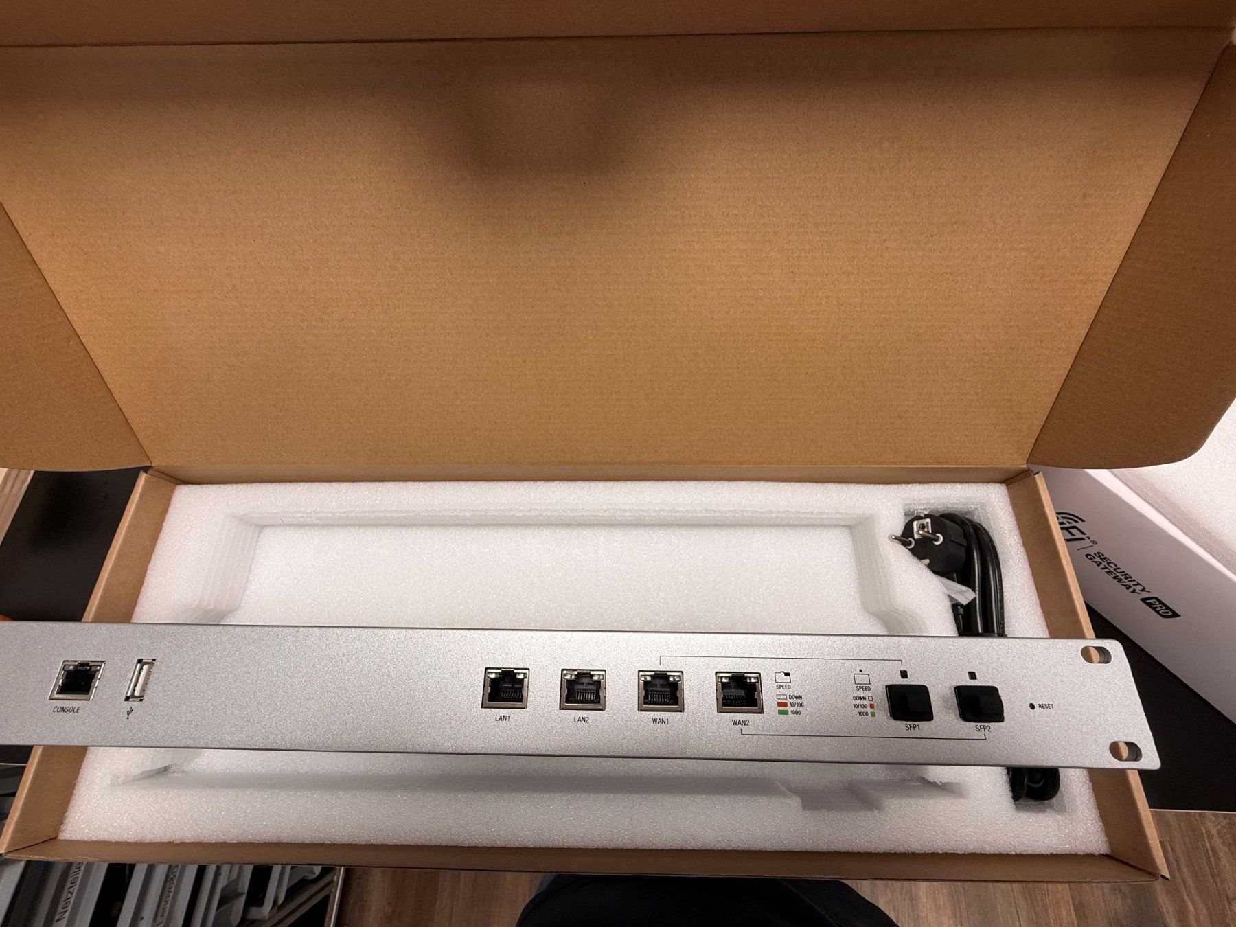 Pare-feu: USG-Pro-4: UniFi Security Gateway Pro 4 – Neuf avec emballage d'origine à Wil SG par gianon 2