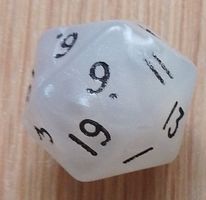 Würfel 20er Flächen pearl mit schwarzer Schrift ca. 2x2cm