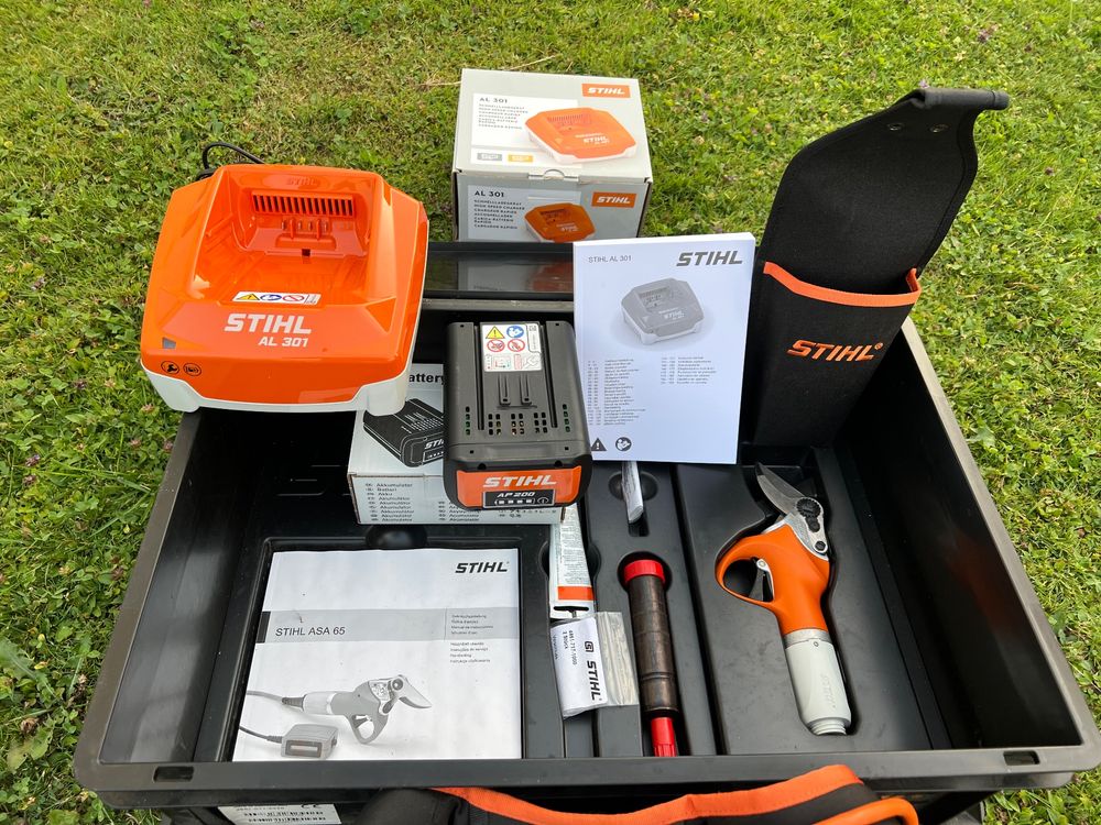 STIHL Akku Astschere ASA 65, mit Neue Akku und Ladegeräte Kaufen auf