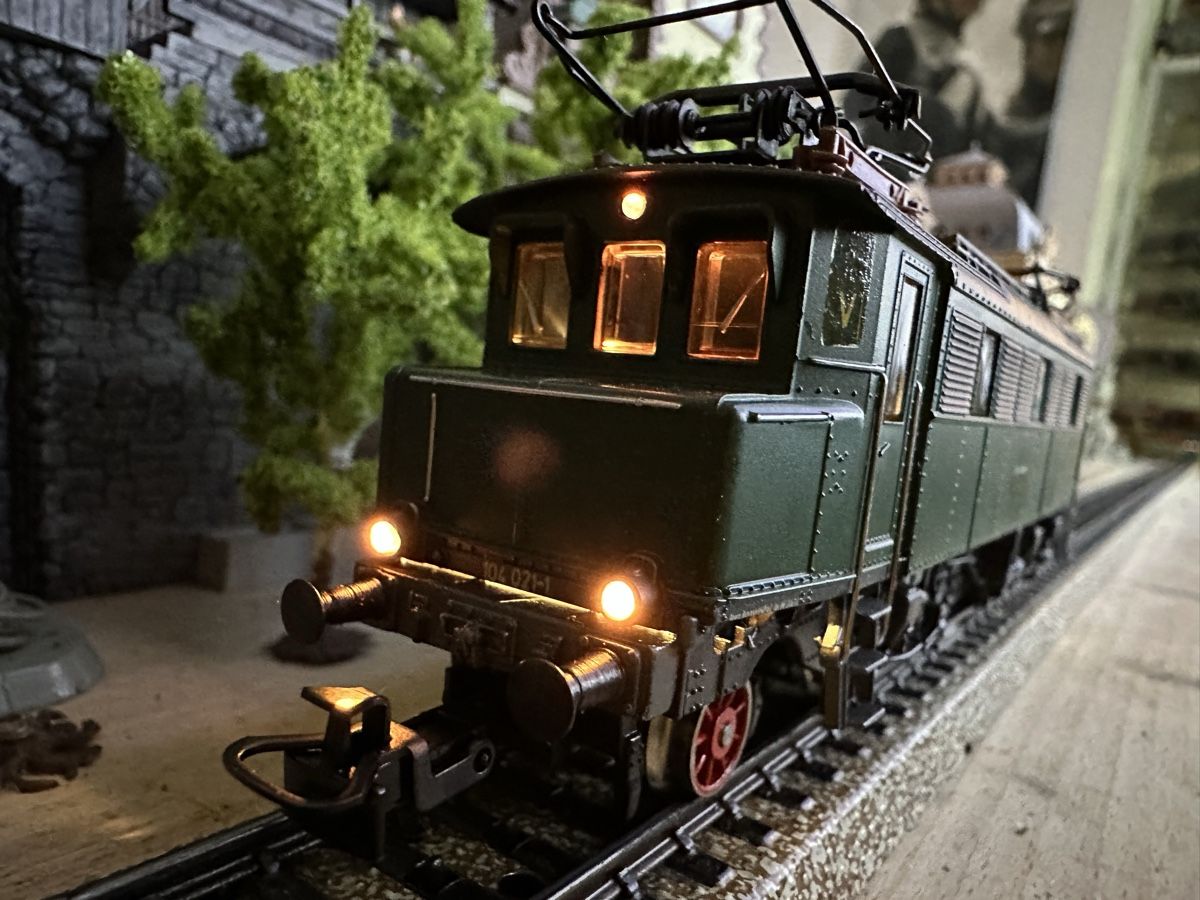 Märklin Modellini di ferrovie: Märklin 3049 DB BR 104 – Usato da Lupsingen venduto da New-Haven