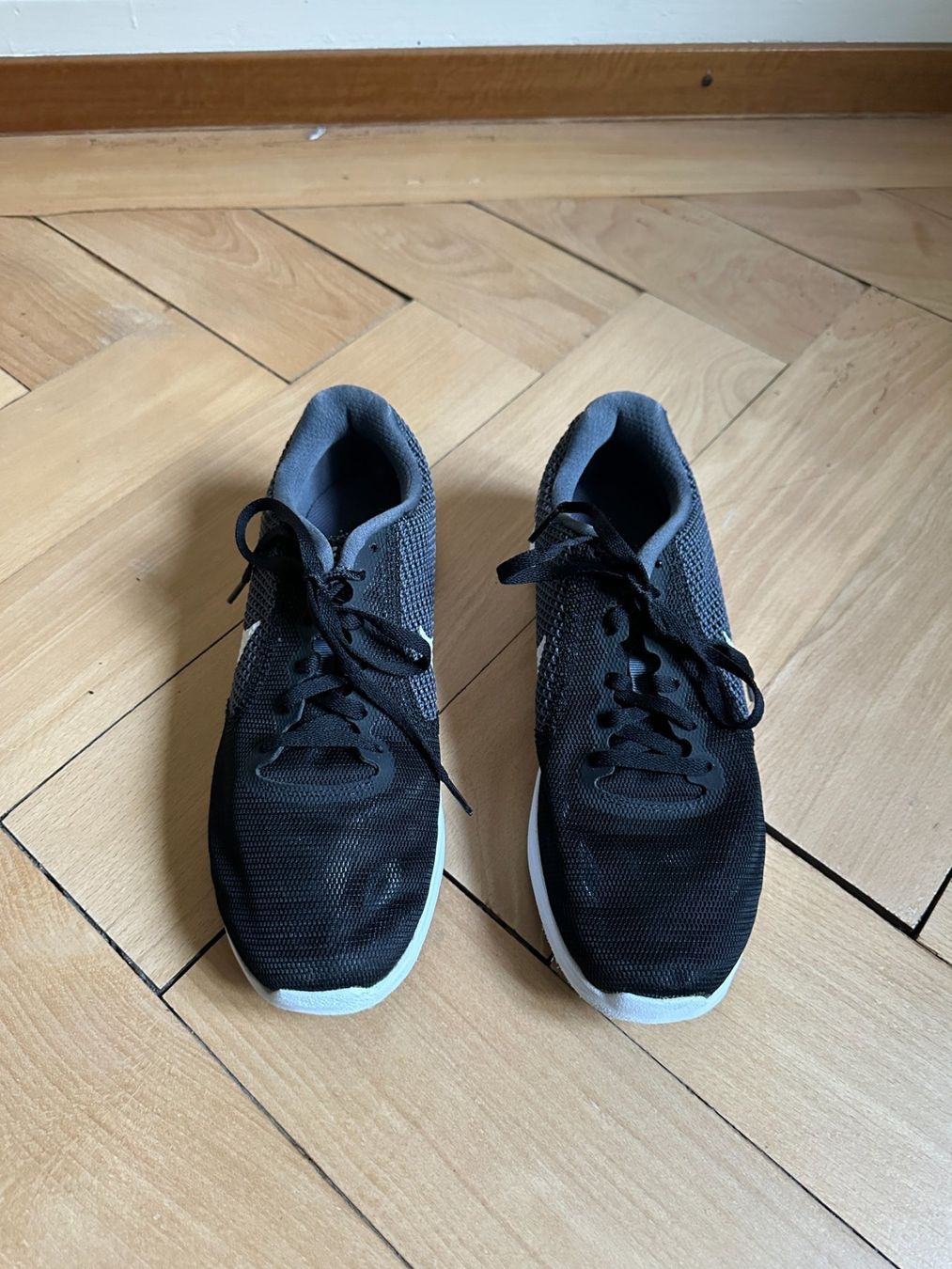 Nike Scarpe da donna: NIKE - Sneaker Laufschuh schwarz-grau 40 – Usato da Zürich venduto da Diazaio 1