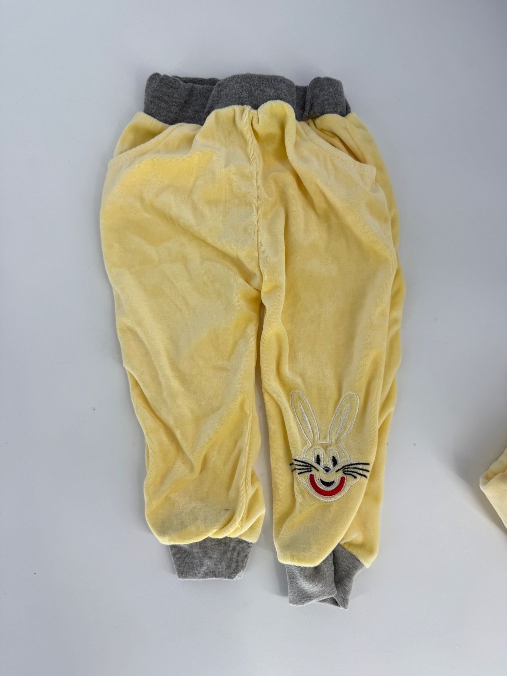 Pullover & Sweatshirts: Bugs Bunny Plüsch Jogginganzug Gr.  74/80 – Gebraucht aus Auenstein von moin. 3