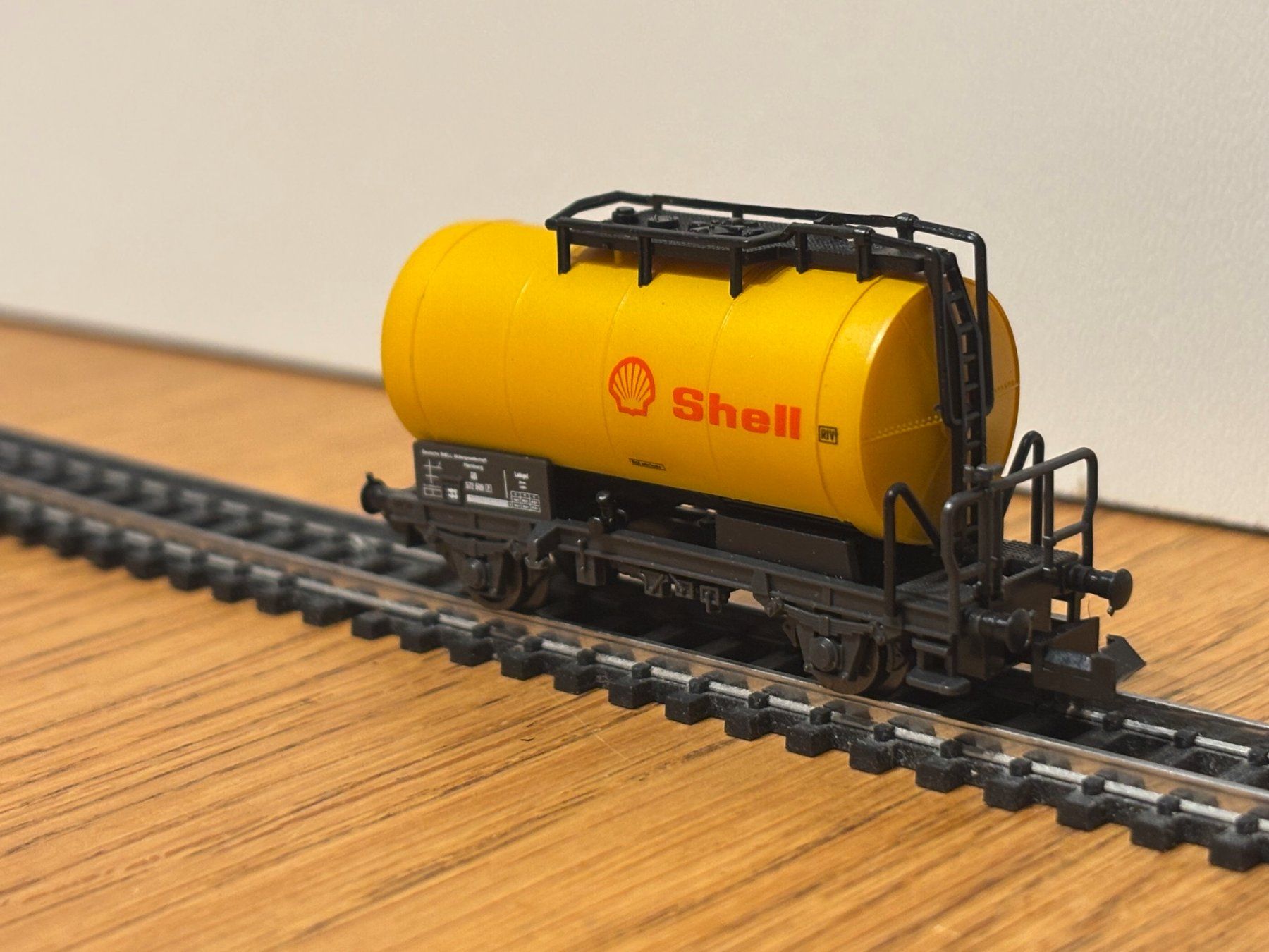 Modellini di ferrovie: L2405: Kesselwagen SHELL (Spur N) – Usato da Birsfelden venduto da Birs_25 1