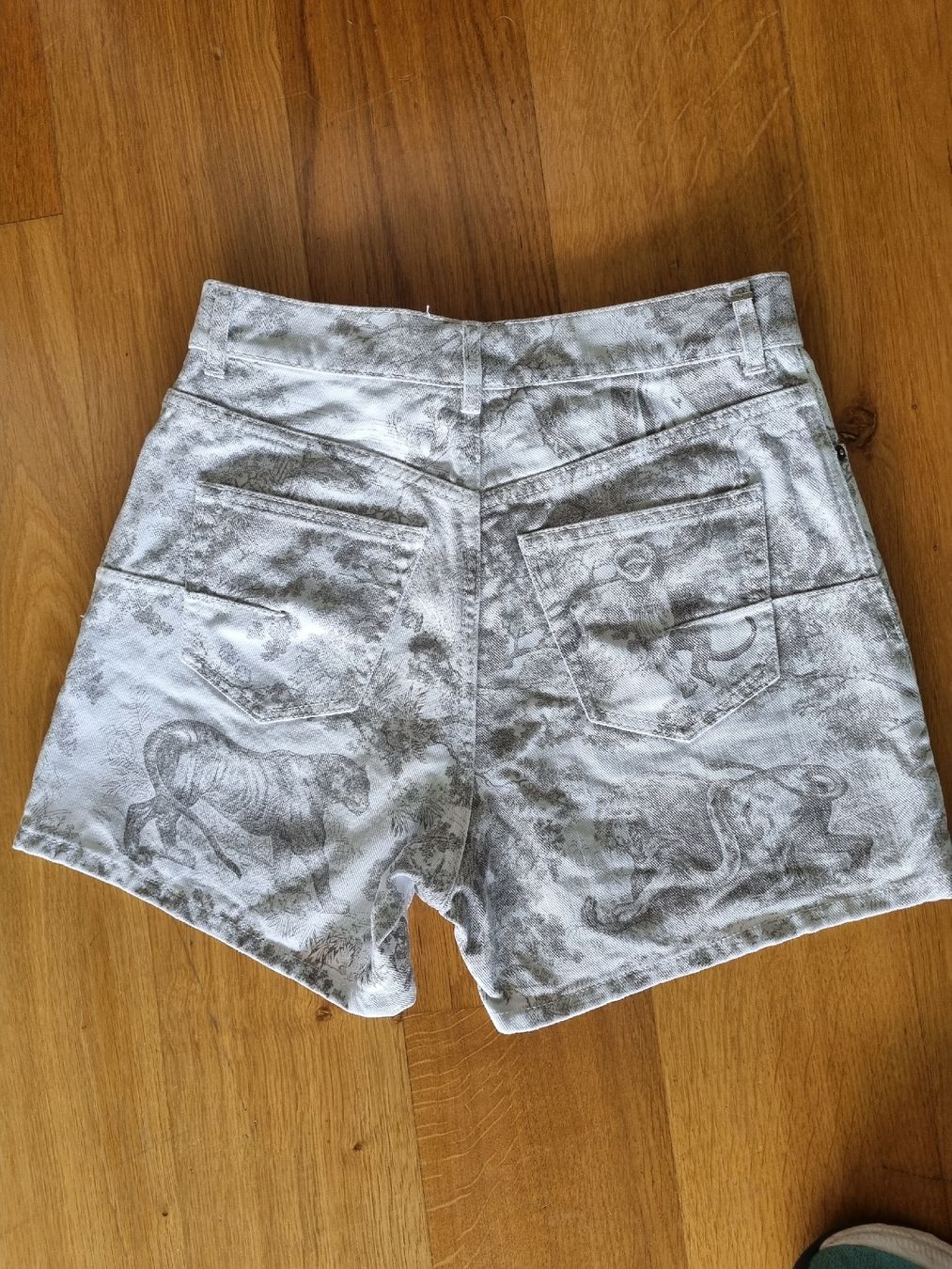 Dior Jeans: Short Dior blanc/gris T 38 – Nuovo (secondo la descrizione) da Herrliberg venduto da revelune 2