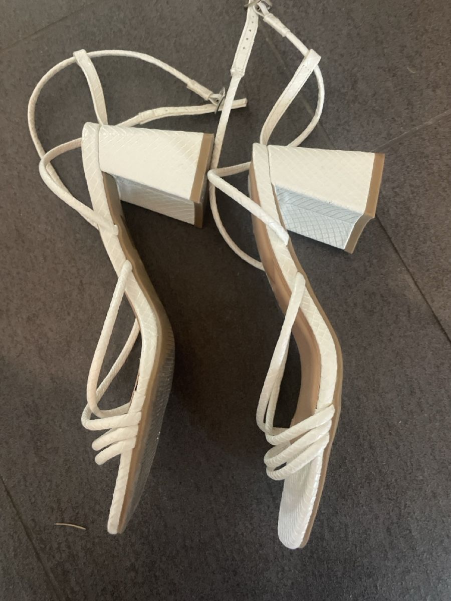 Scarpe da donna: Chic White Snake-Embossed Strappy Sandals - Summer Essential – Usato da Liebefeld venduto da Tings_Living_Culture 1