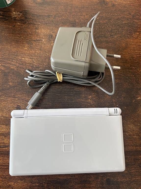 Adattatori & Cavi: Nintendo ds mit original ladegerat – Usato da Balsthal venduto da Vertrauensvoll.99.