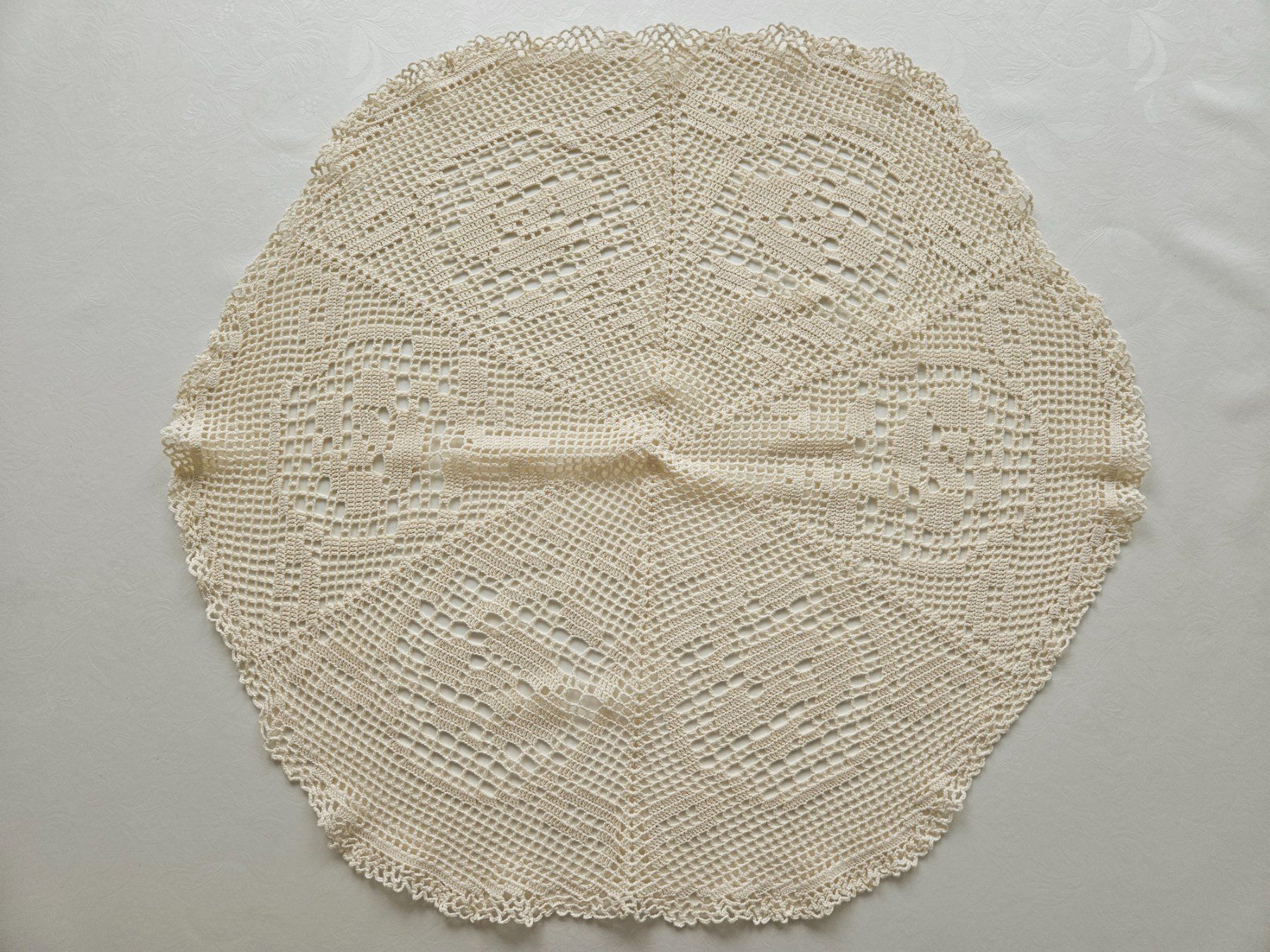 Altra biancheria da tavola: Spitzendeckchen Spitzendeckeli Tischdecke 68cm Shabby Chic – Usato da Gossau ZH venduto da LeoniesDeko