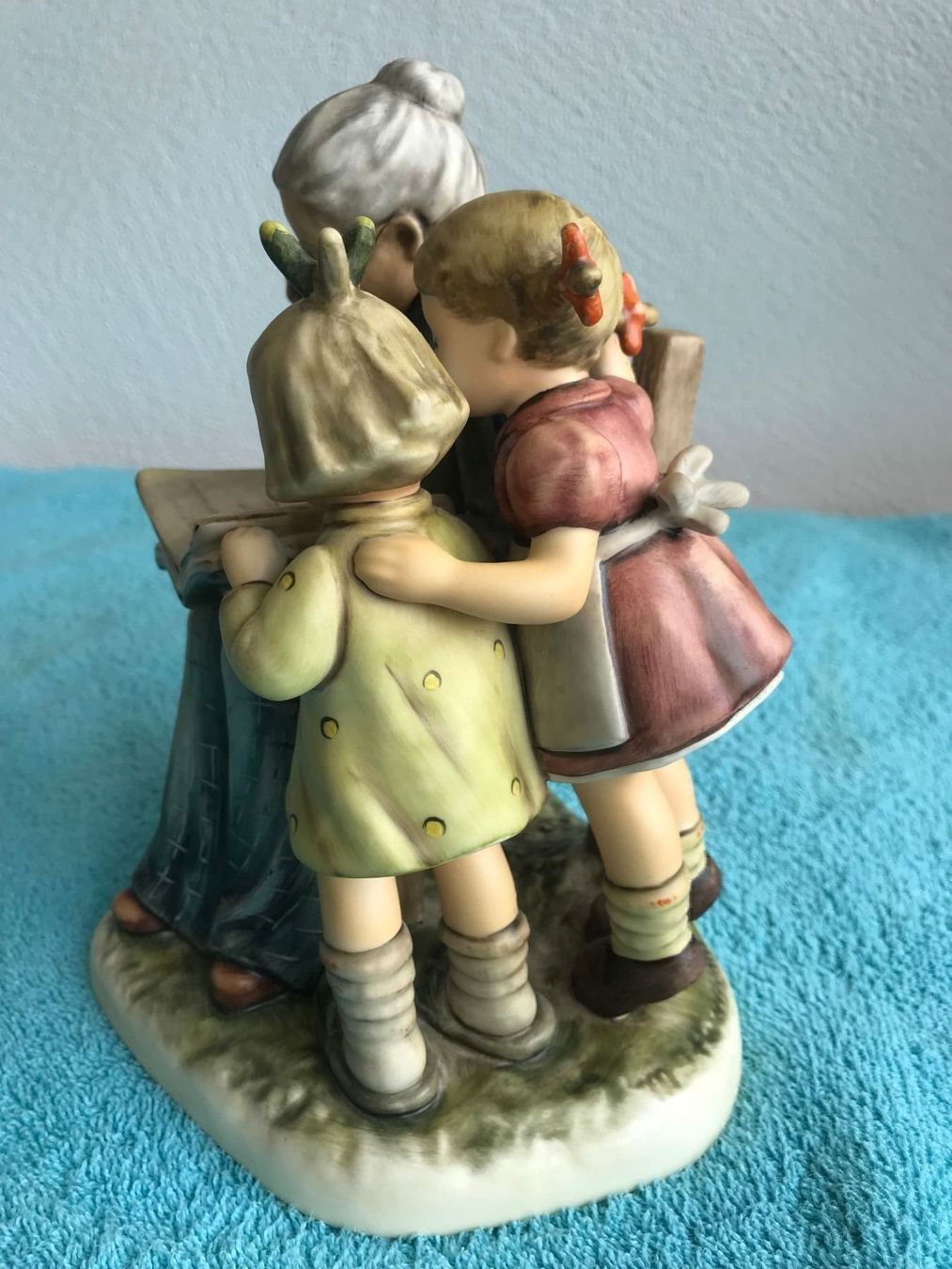 Hummel Statuette: Hummelfigur Grossmütterchen erzählt – Nuovo e nell'imballaggio originale da Siebnen venduto da Trans-Am 7
