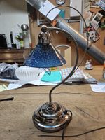 Tischlampe, Glas, blau, Chrom, Metall, gebogen (D1)